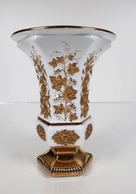 Vase mit Reliefdekor, Meissen, 20. Jahrhundert - Porcelain, glass and collectibles