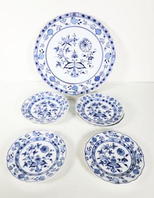 Zwiebelmuster Tortenplatte und Konvolut von 8 Desserttellern, Meissen, um 1900 bis um 1940 - Porcelán, sklo a sběratelské předměty