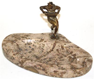 Bronzefigur auf Steinschale - Um?ní a starožitnosti